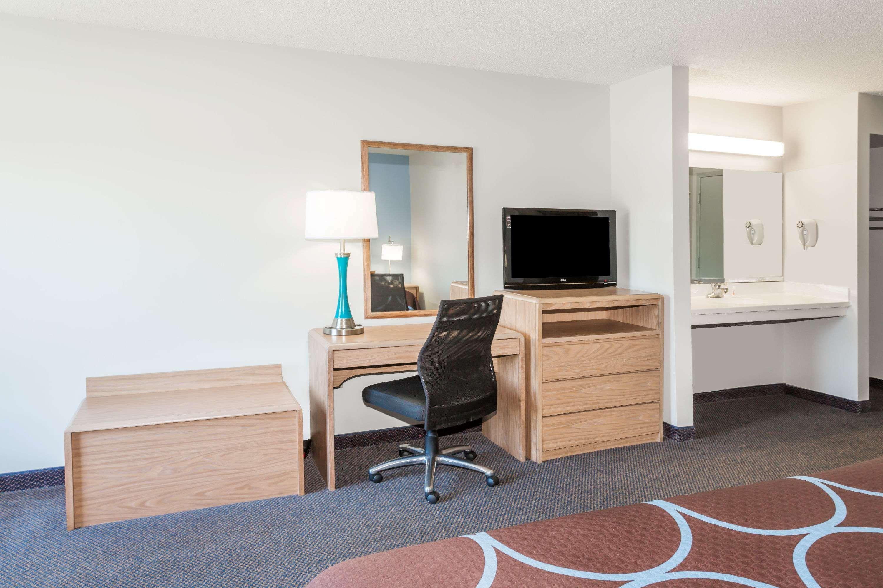 Super 8 By Wyndham Valdosta Ga I-75 Otel Dış mekan fotoğraf